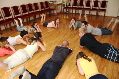 Kūno kalbos pratybos - dalyviai ratu sugulę ant grindų